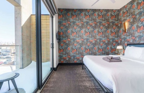 Berkeley Hotel | Elegant Flat on Tennyson Street w/Balcony + Rooftop Patio