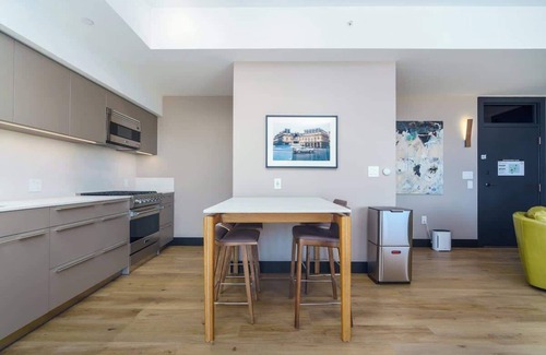 Berkeley Hotel | Elegant Flat on Tennyson Street w/Balcony + Rooftop Patio