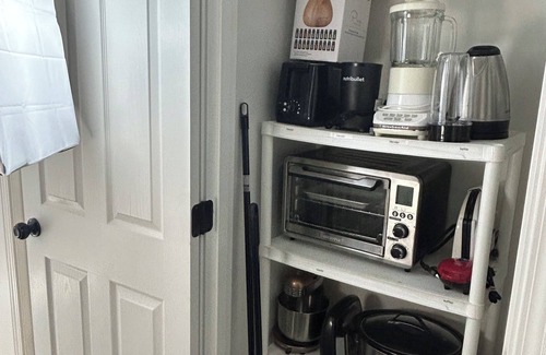Central Point Condo | Elegant French Country Cottage Charm Garage cable, parking & pet friendly