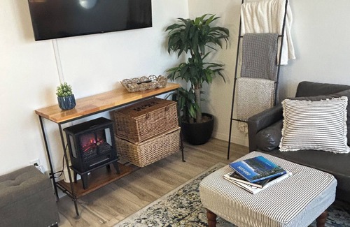 Central Point Condo | Elegant French Country Cottage Charm Garage cable, parking & pet friendly