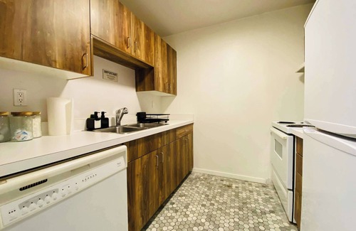 West End Apartment | Elegant Fully Loaded Bright, Quiet & Central Condo