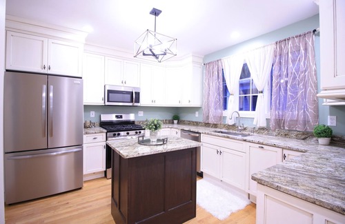 Bristol House | Elegant Historic Escape in Bristol CT with WiFi near Hospital and Shopping