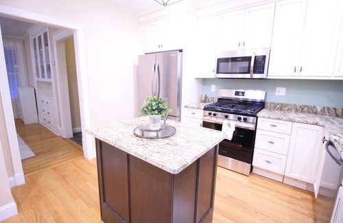Bristol House | Elegant Historic Escape in Bristol CT with WiFi near Hospital and Shopping