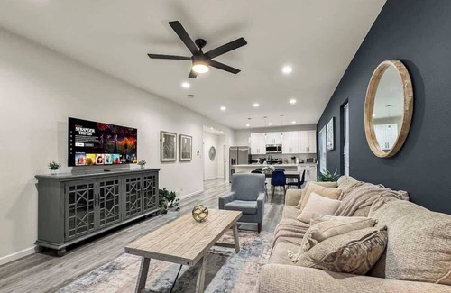 Kessler House | Elegant Home 3BD | Sleeps 12 | Free Parking