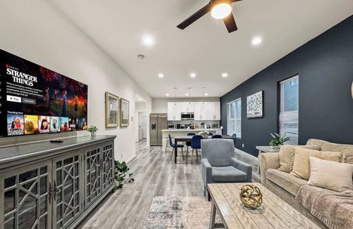 Kessler House | Elegant Home 3BD | Sleeps 12 | Free Parking