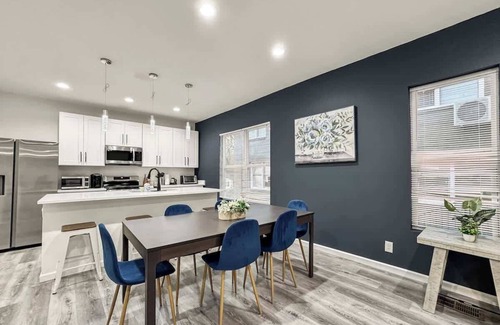 Kessler House | Elegant Home 3BD | Sleeps 12 | Free Parking
