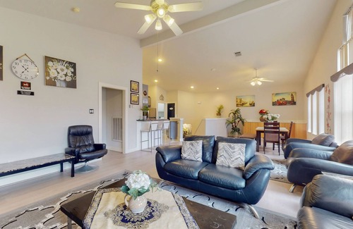 Willow Meadows/Willowbend Area House | Elegant home close to NRG Stadium, Downtown Houston, & The Medical Center