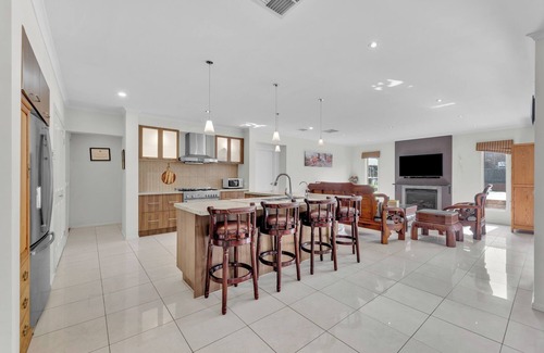 Keysborough House | Elegant Home with 3 En-Suites Facing Golf Course