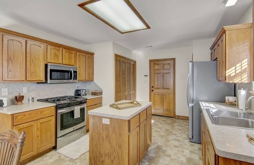Voth House | Elegant Home with Amazing back patio. 3br/2bth - sleeps 8.