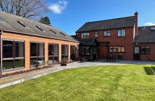 Kington House | Elegant Home with Pool & Sauna near Golf Course