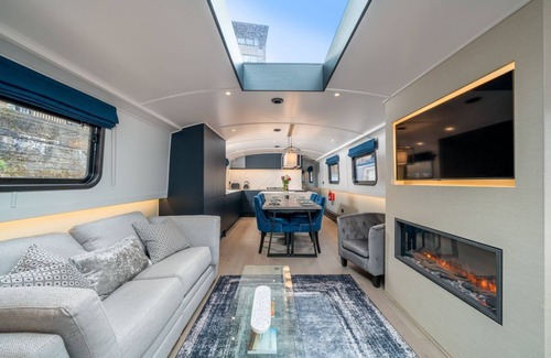 Limehouse Boat Rental | Elegant houseboat near Canary Wharf