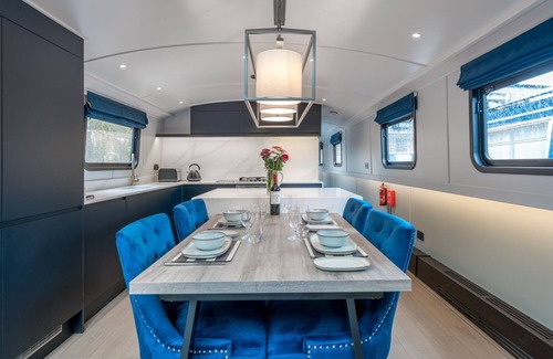 Limehouse Boat Rental | Elegant houseboat near Canary Wharf