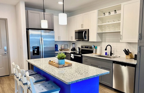 Southside Apartment | Elegant King Bed Balcony Pool View Gym Southside Jacksonville Near Saint Johns