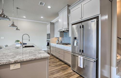 Montgomery House | Elegant Lake Conroe Townhome with Boat Slip!