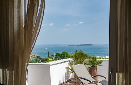 Moniga del Garda Villa | Elegant lake view villa with swimming pool