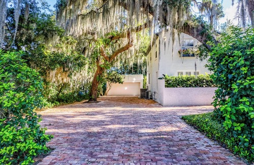 Mount Dora House | Elegant Lake Retreat