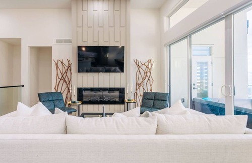 Black Mountain House | Elegant & Lavish Kelowna Escape