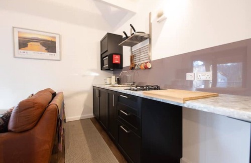 Whiteness Cabin | Elegant Little Wyvis Lodge - Sleeps 2