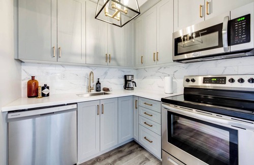 Peterborough Apartment | Elegant Living: Hotel Comfort, Home Feel.