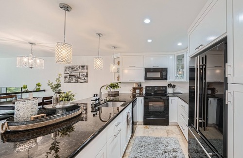 Harbor Condo | Elegant Long Beach Condo - Marina View - Gated - Parking - Pool Access