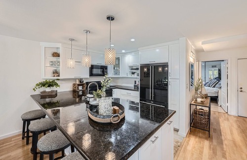 Harbor Condo | Elegant Long Beach Condo - Marina View - Gated - Parking - Pool Access