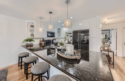 Harbor Condo | Elegant Long Beach Condo - Marina View - Gated - Parking - Pool Access