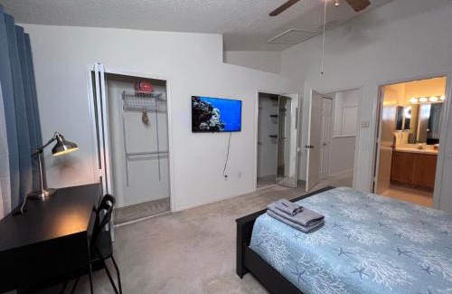 New Tampa House | Elegant Long Stay -KING Bed - POOL - Wifi - Tampa Palms - Moffitt - Gated - Pets OK - in New Tampa by Hunters Green - Live Oak - Cory Lake Isles area - H2