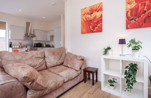 Stockcross Apartment | Elegant Luxury Flat, Converted Pub with Free Parking