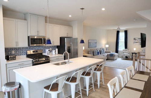 Bayside House | Elegant Luxury Townhome; Resort Community with Pools, Gym & close to Beaches
