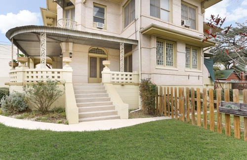 Midtown House | Elegant Manor! Largest Downtown BNB: 22beds!