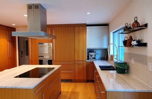 Richmond Beach House | Elegant Midcentury Modern 3-bedroom house in Shoreline with WiFi access