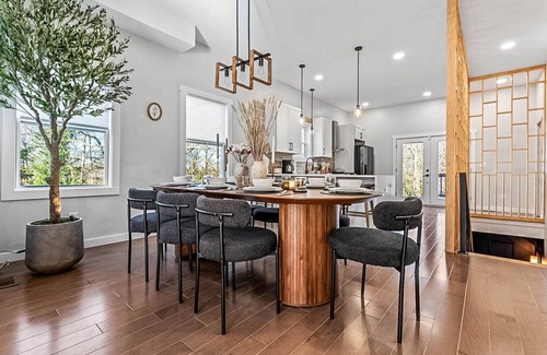 Washington Park House | Elegant Mini Mansion w/HotTub, Movie Theater, Bar & Yoga! Downtown, Sleeps 16nn