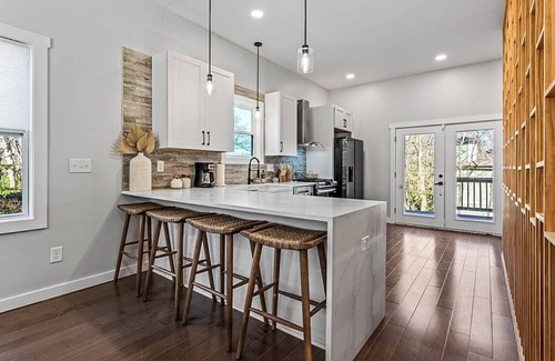 Washington Park House | Elegant Mini Mansion w/HotTub, Movie Theater, Bar & Yoga! Downtown, Sleeps 16nn