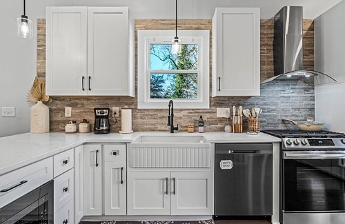 Washington Park House | Elegant Mini Mansion w/HotTub, Movie Theater, Bar & Yoga! Downtown, Sleeps 16nn
