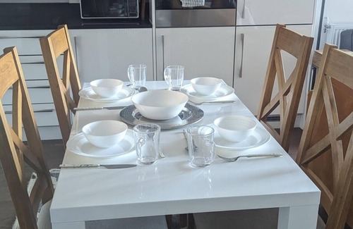 Maidstone Apartment | Elegant Modern 2-Bedroom Apartment in the Heart of Maidstone – Perfect for Short or Long Stays!