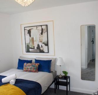 Milton Keynes House | Elegant & Modern 3 bed home with private drive