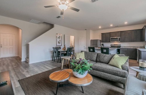Seagoville House | Elegant Modern 3BR New Built Retreat for Fam&Group