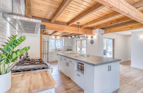 Black Butte Ranch House | Elegant Modern Décor, Gas Fire Pit, Hot Tub, Two Suites on Black Butte Ranch!