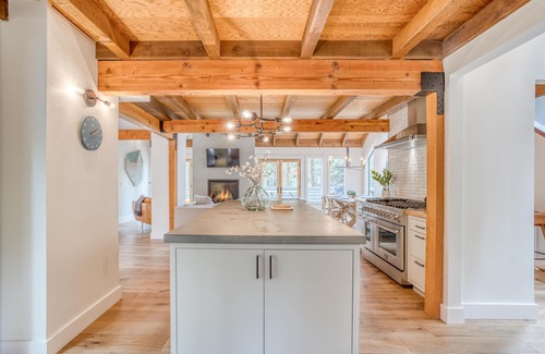 Black Butte Ranch House | Elegant Modern Décor, Gas Fire Pit, Hot Tub, Two Suites on Black Butte Ranch!