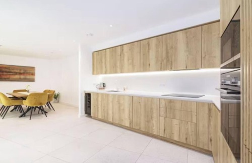 Stepney Green Apartment | Elegant & Modern London Flat with Parking & Prime Location