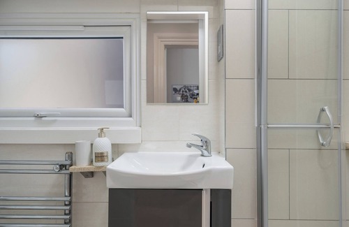 West Ealing Apartment | Elegant Modern Studio in the Heart of Ealing