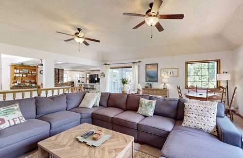 Twain Harte House | Elegant Mountain Getaway with Stunning Deck Views and a Relaxing Hot Tub