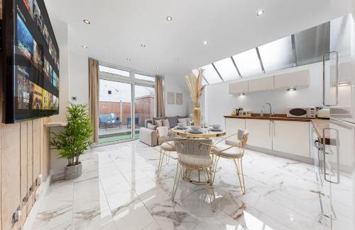 Southfield Apartment | Elegant Oasis - 2 Bed - Garden - 65 inch TV & Netflix