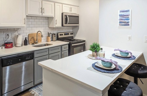 Huntsville Apartment | Elegant Oasis Studio Retreat Central Safe Location WiFi, AC,