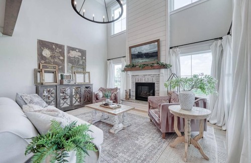 Rexburg House | Elegant Oxbow Farmhouse-Sleeps 20 (More pics soon)