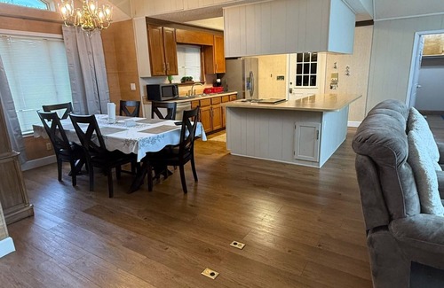 Marianna House | Elegant Peaceful Lakefront house in pleasant Marianna with WiFi, AC