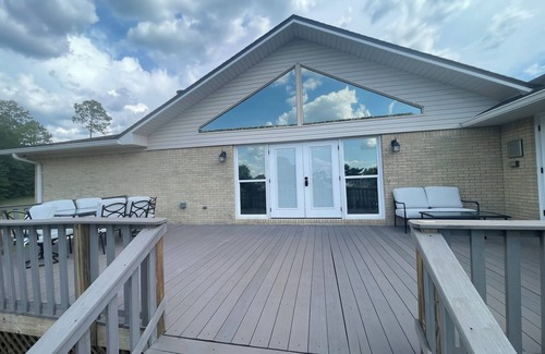 Marianna House | Elegant Peaceful Lakefront house in pleasant Marianna with WiFi, AC