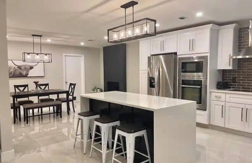 Wellington House | Elegant pool home in Prime Equestrian area