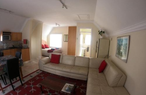 Waterfront Apartment | Elegant Quays Waterfront One Bedroom Apartment