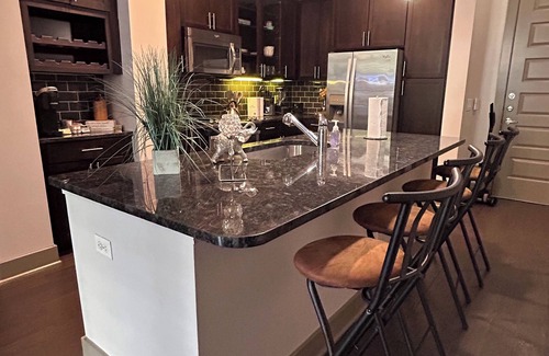 East Downtown Houston Apartment | Elegant Queen with pool view